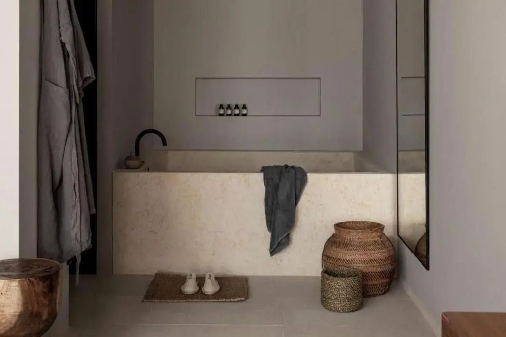Moderne Badewanne mit stilvollen Körben und dezenter Beleuchtung
