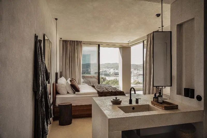 Rooftop Zimmer mit Doppelbett, stilvolle Inneneinrichtung und weitem Ausblick
