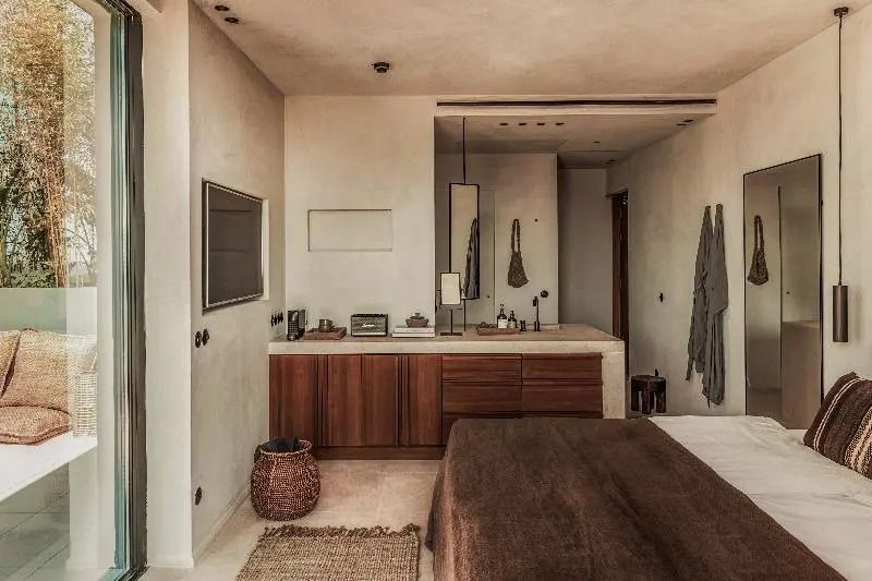 Modernes Zimmerdesign mit Holz- und Naturtönen, minimalistische Ausstattung