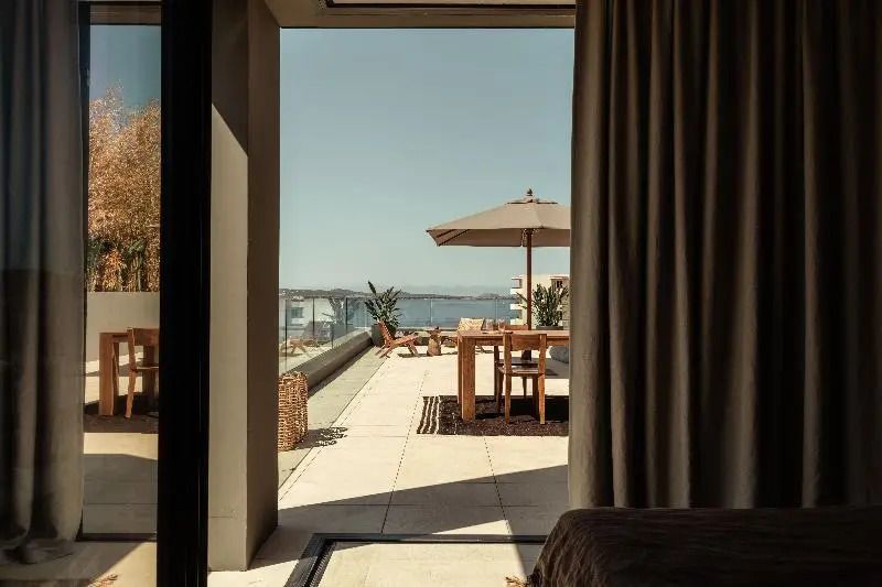 Sonnenterrasse mit Sitzbereich und Blick auf das Meer