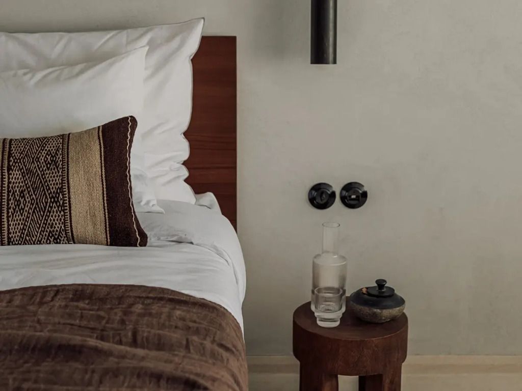 Modernes Doppelzimmer mit stilvollem Nachttisch und dezenten Farbtönen