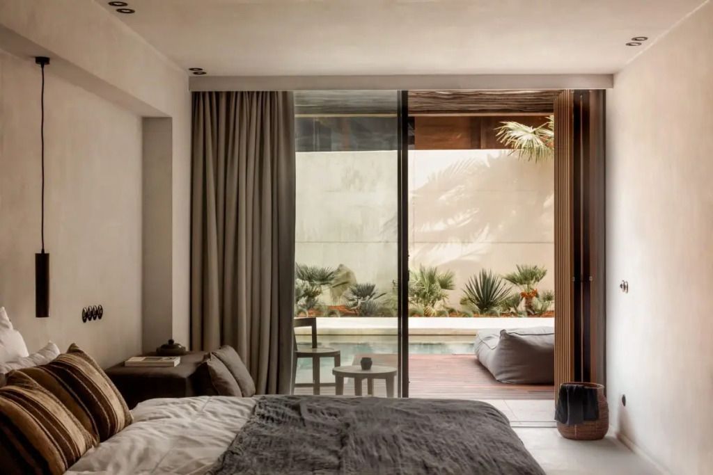 Zimmer mit Zugang zu privatem Pool und eleganten Holzmöbeln
