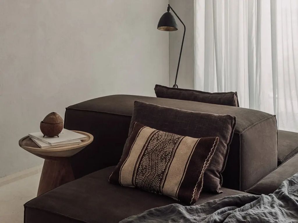 Behagliche Chaise Longue mit Kissen in natürlicher Farbpalette