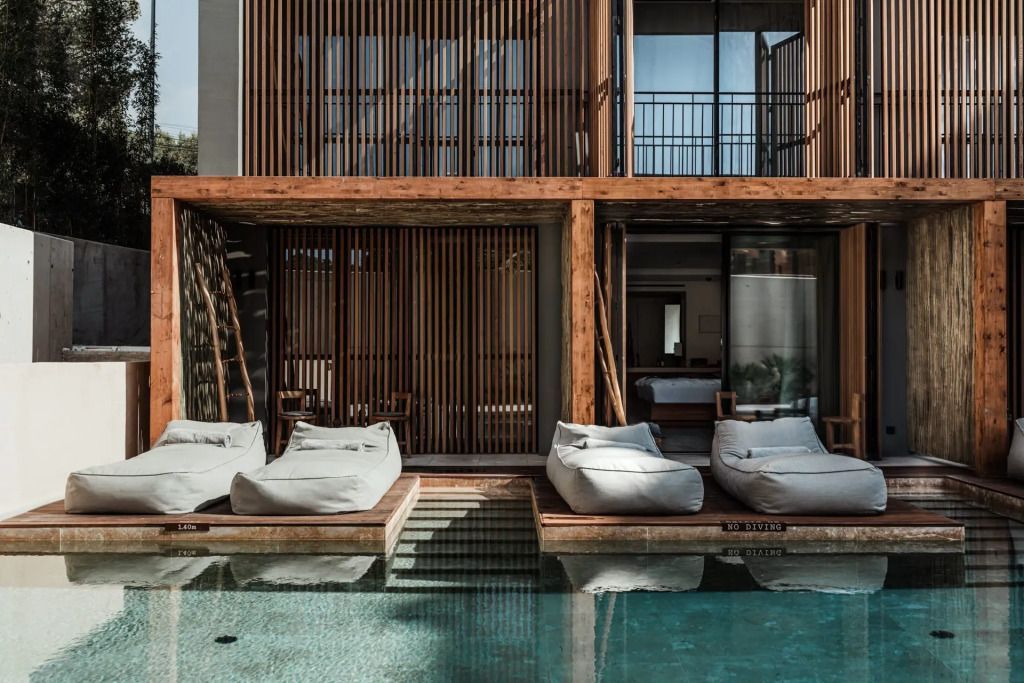 Externer Poolbereich mit komfortablen Liegen und moderner Architektur