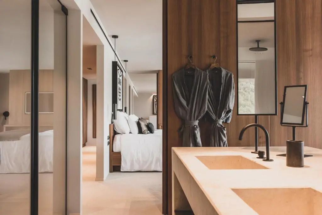 Luxuriöse Suite mit Bett und stilvoller Badezimmerausstattung