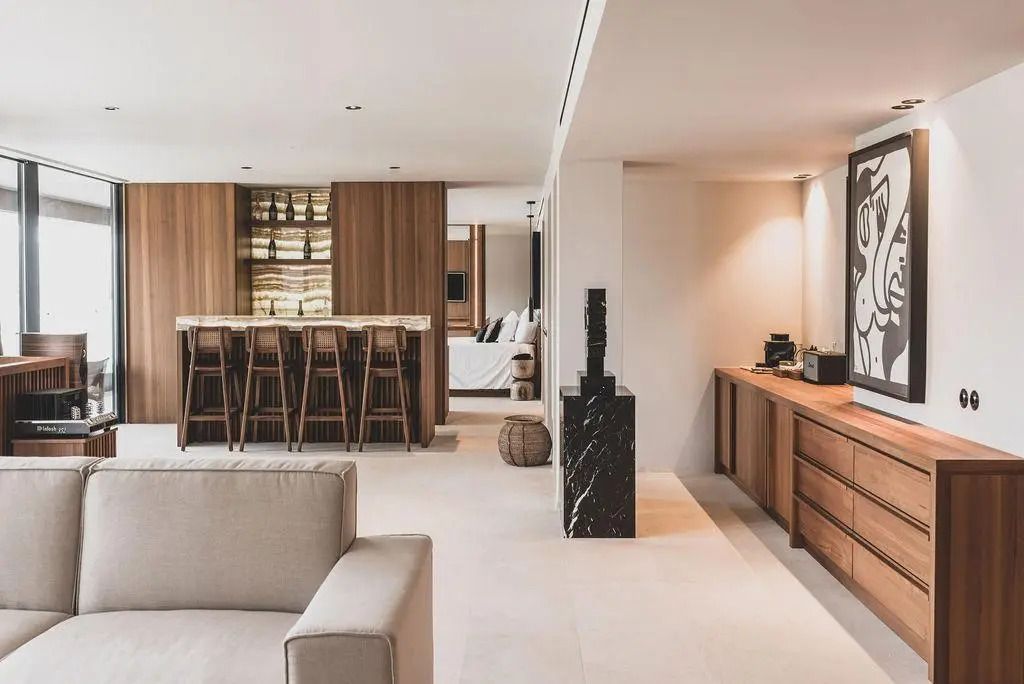 Moderne Suite mit Sitzbereich und minimalistischem Design
