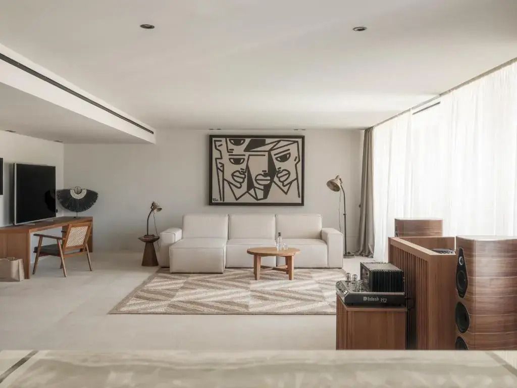 Geräumiger Wohnbereich in der Suite mit eleganter Dekoration