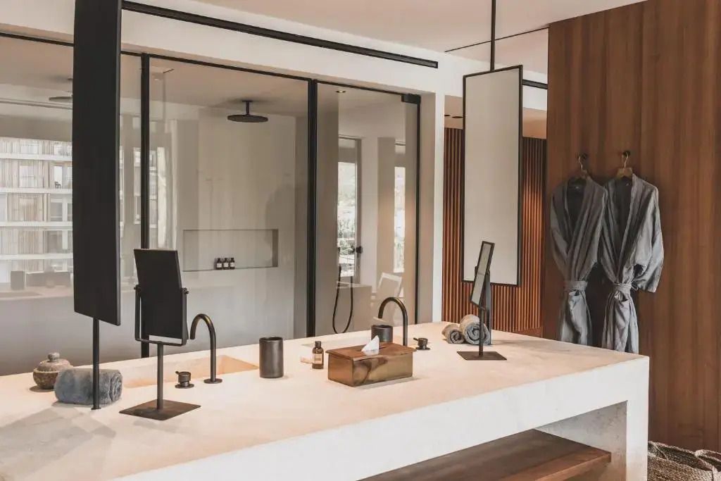 Badezimmer der Suite mit Doppelwaschbecken und moderner Einrichtung