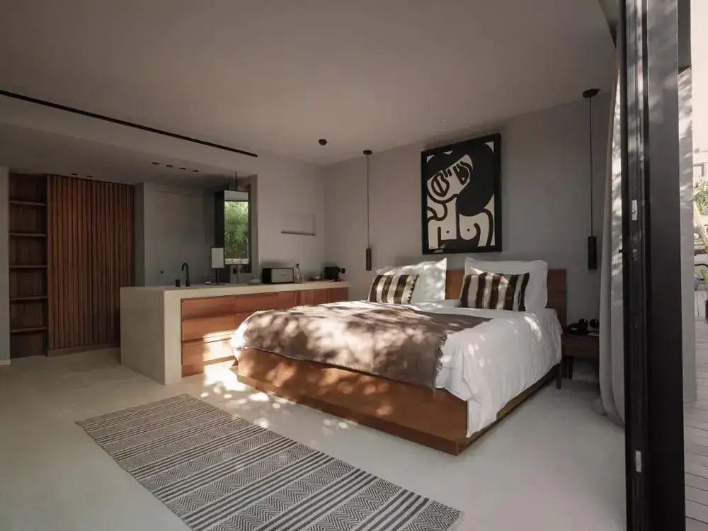 Modernes Schlafzimmer mit Kunstwerk an der Wand und zeitgenössischem Interieur