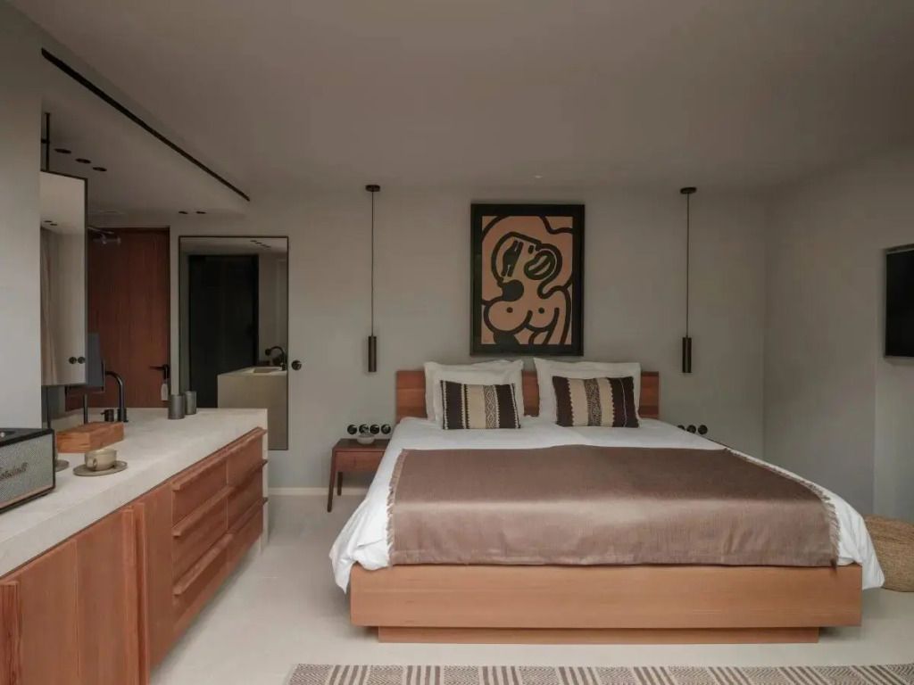 Geräumiges Schlafzimmer mit stilvollem Dekor und Kunstwerk an der Wand