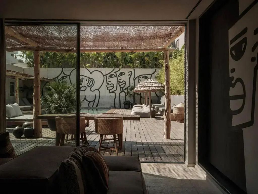 Terrasse mit Sitzbereich und Graffiti-Wand im Hintergrund