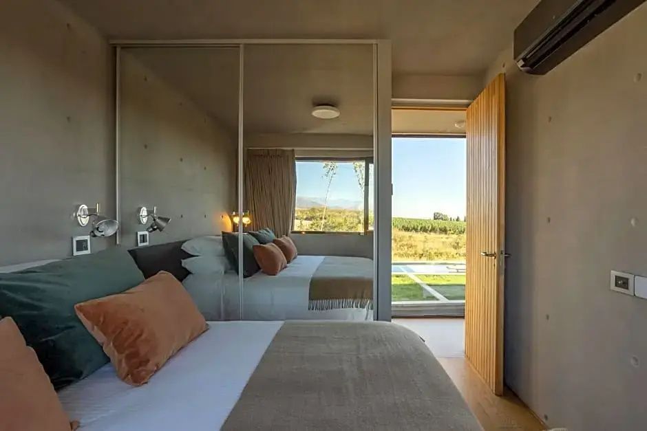 Doppelzimmer mit Blick auf die Landschaft durch ein großes Fenster