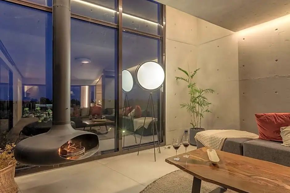 Eleganter Wohnbereich mit Kamin und gemütlichen Sesseln im Hotel