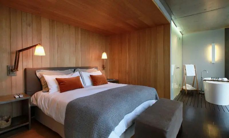 Stilvolles Schlafzimmerdesign mit bequemen Betten in der Luxus Suite