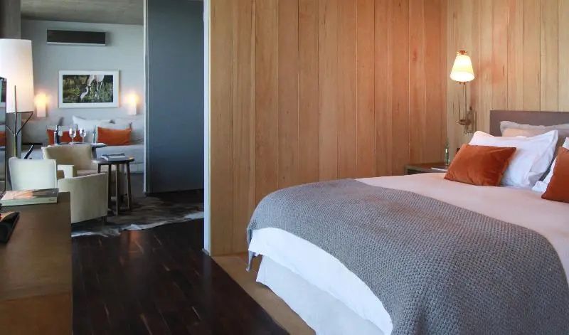 Luxus-Suite mit holzgetäfelten Wänden und elegantem Bett in modernem Design