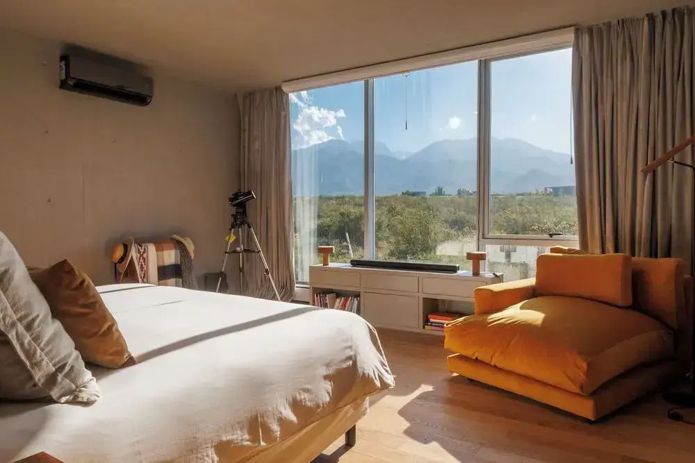 Zimmer mit Bergblick durch großes Fenster und modernem Dekor
