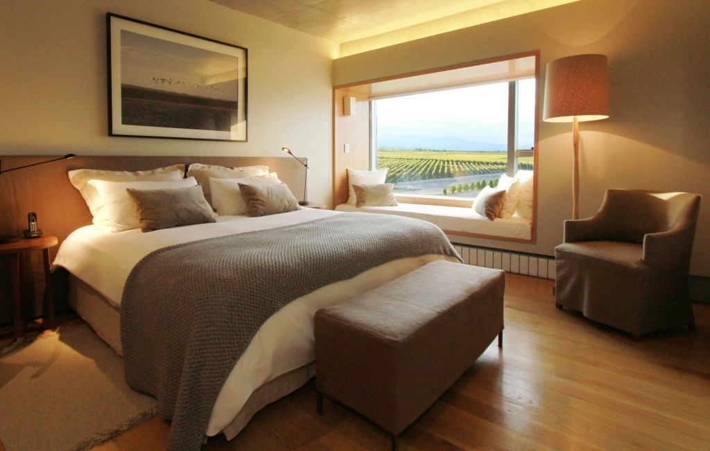 Modernes Doppelzimmer mit großem Fenster und Blick auf die Weinberge