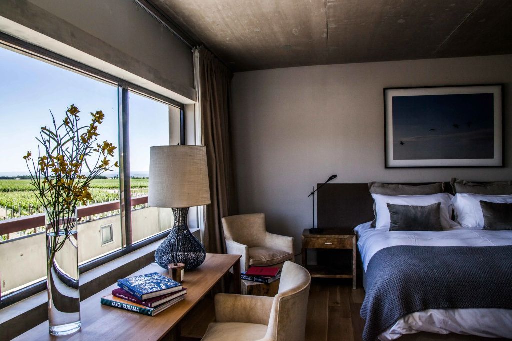 Doppelzimmer mit Schreibtisch, gemütlicher Sitzecke und Fenster zum Weinberg