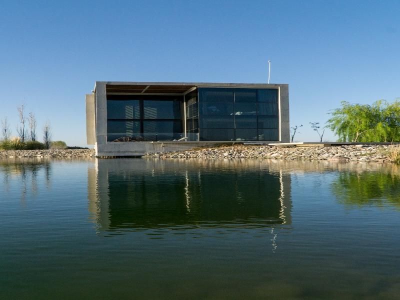 Moderne Villa spiegelt sich im ruhigen Wasser