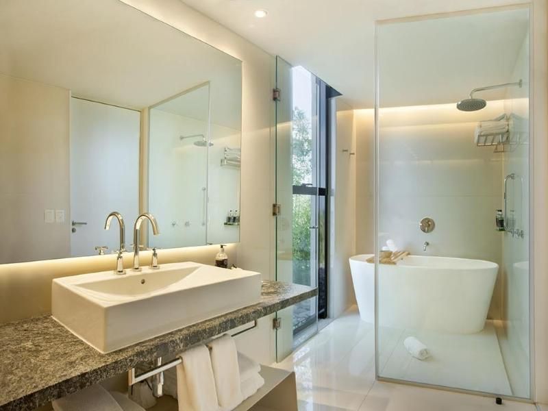 Luxuriöses Badezimmer mit großer Badewanne und Doppelwaschbecken