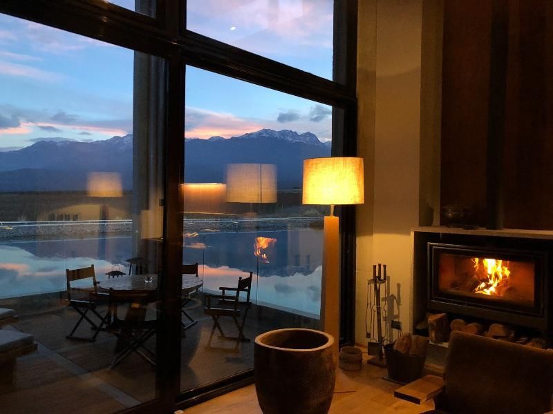Gemütliches Wohnzimmer mit Bergblick und Kamin
