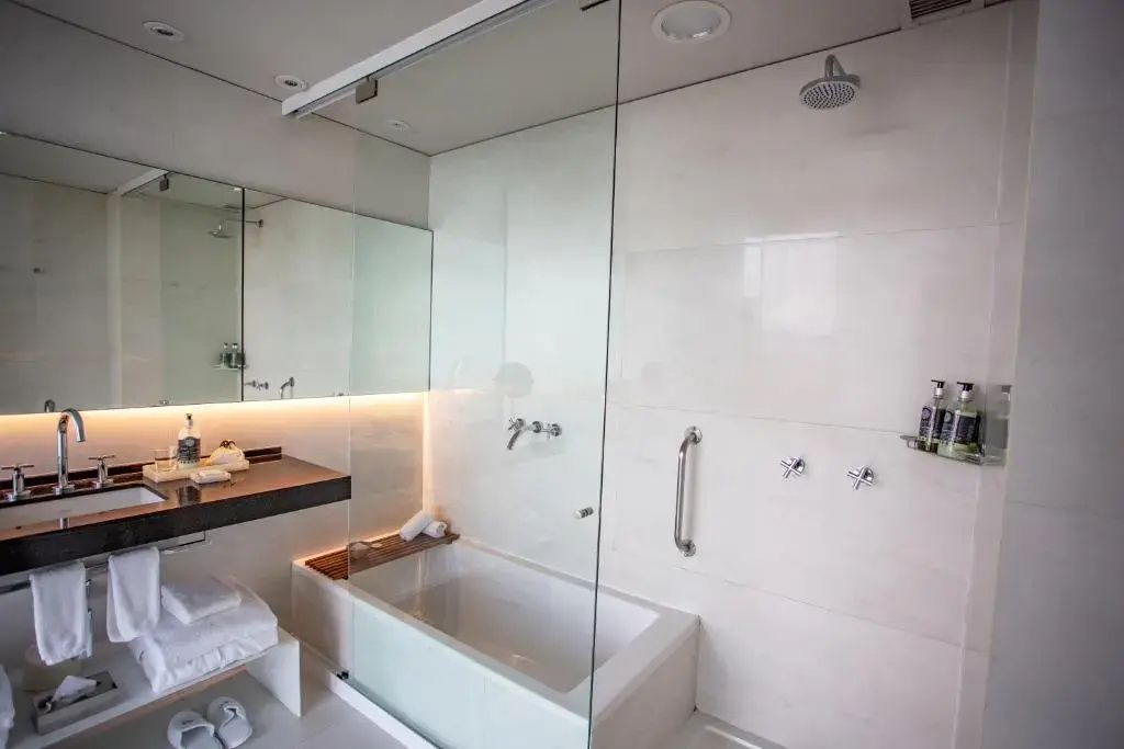 Modernes Badezimmer in der Superior Suite mit Glasdusche und Designer-Ausstattung