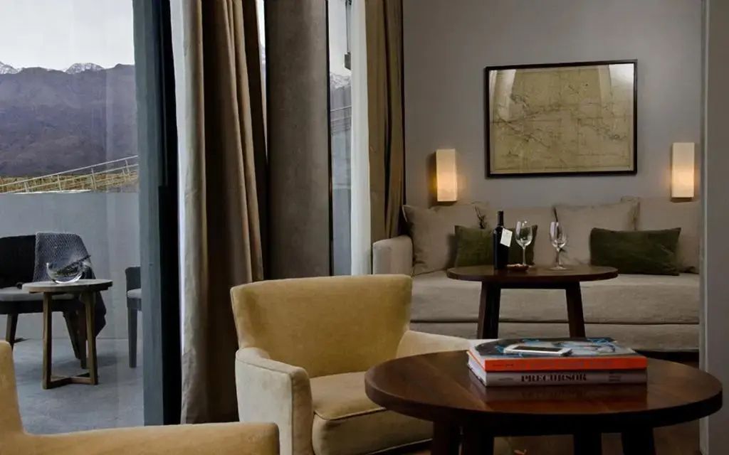 Eleganter Wohnbereich in der Superior Suite mit Sofas und Weinaccessoires