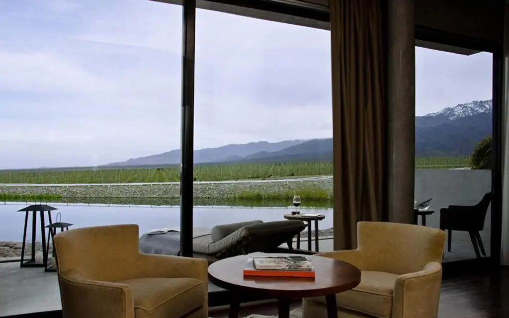 Loungebereich mit Panoramablick auf die Berge in der Superior Suite