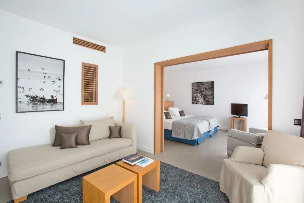 Suite-Lounge mit gemütlicher Sitzecke und Blick ins Schlafzimmer