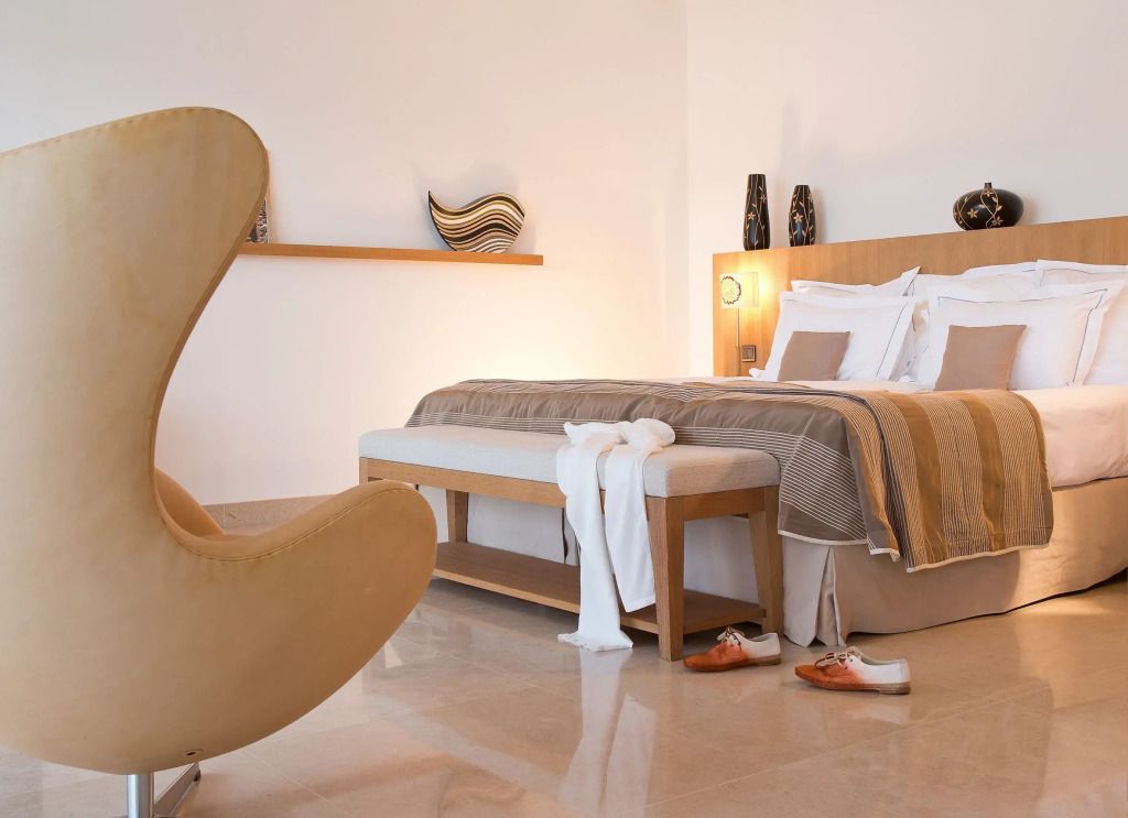 Elegantes Schlafzimmer mit modernem Design in der Deluxe Suite des Hotels Casadelmar