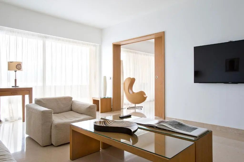 Moderne Lounge mit komfortabler Möblierung in der Deluxe Suite des Hotels Casadelmar