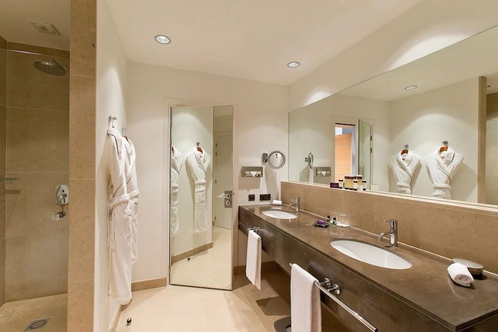 Modernes Badezimmer mit großem Spiegel und Doppelwaschbecken