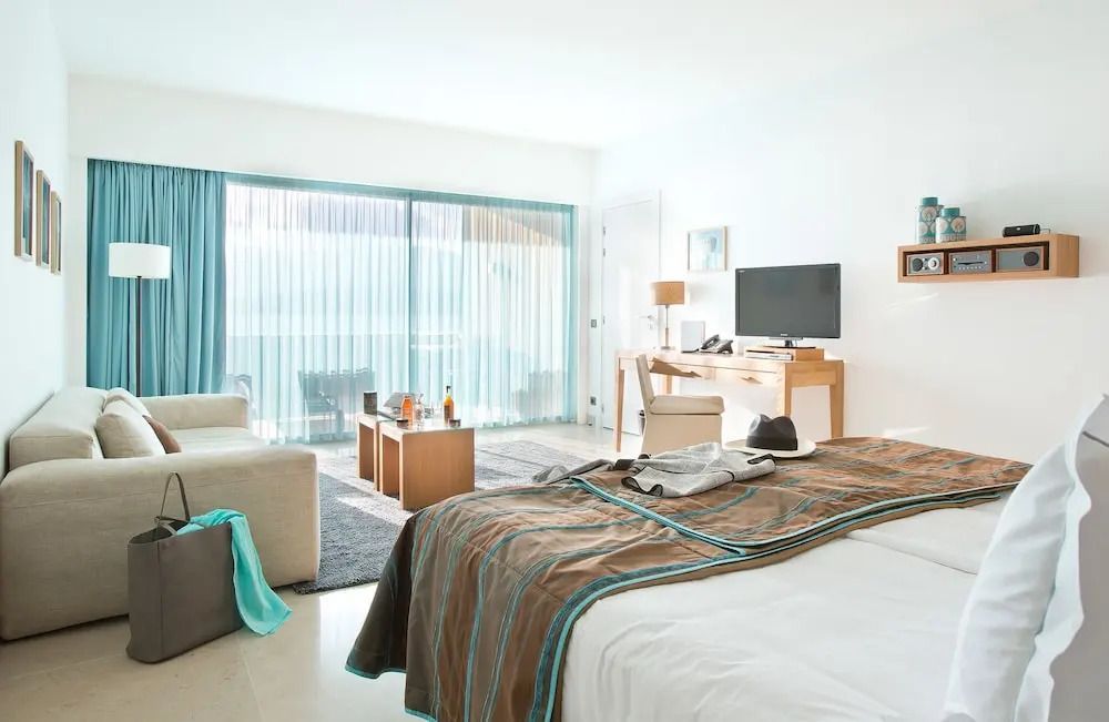 Großes, helles Deluxe Zimmer mit Balkon und modernem Dekor