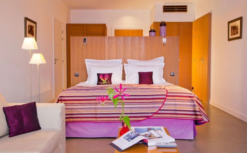 Gemütliches Executive Zimmer mit großem, luxuriösem Bett und moderner Einrichtung