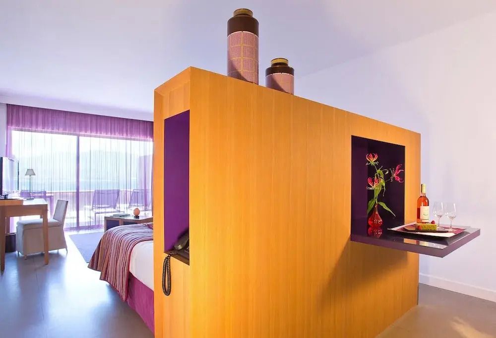 Blick in ein stilvolles Zimmer mit dekorativer Trennwand und moderner Einrichtung