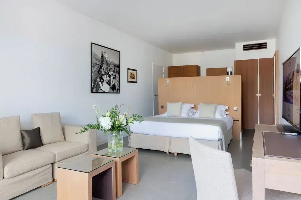 Helles, geräumiges Zimmer mit Doppelbett, Sofa und moderner Dekoration