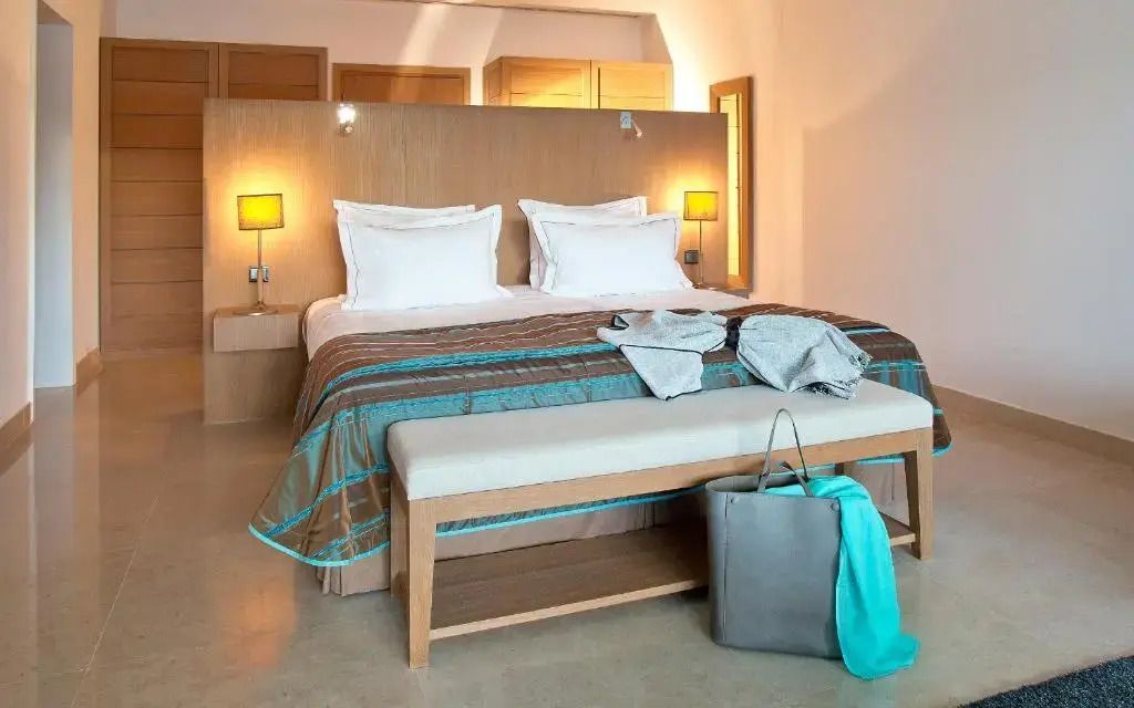 Komfortables Bett mit dekorativen Kissen in einem modernen Luxus Doppelzimmer
