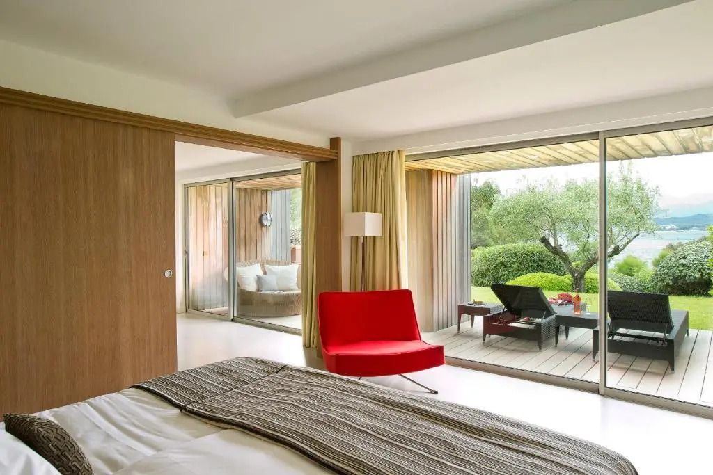 Geräumige Superior Suite mit moderner Innenarchitektur und großen Fensterfronten