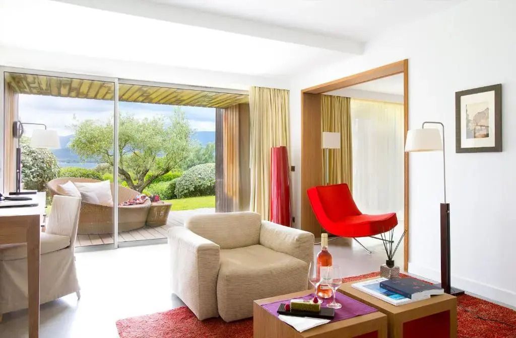 Elegante Lounge der Superior Suite mit direktem Zugang zur Terrasse