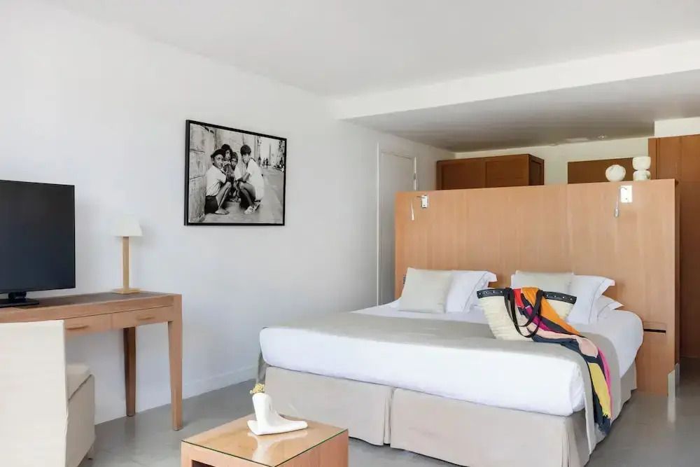 Helles Superior Zimmer mit modernem Design und bequemen Bett