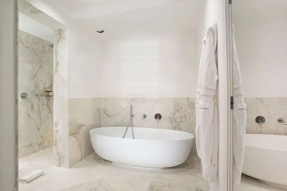 Luxuriöses Badezimmer mit freistehender Badewanne aus Marmor