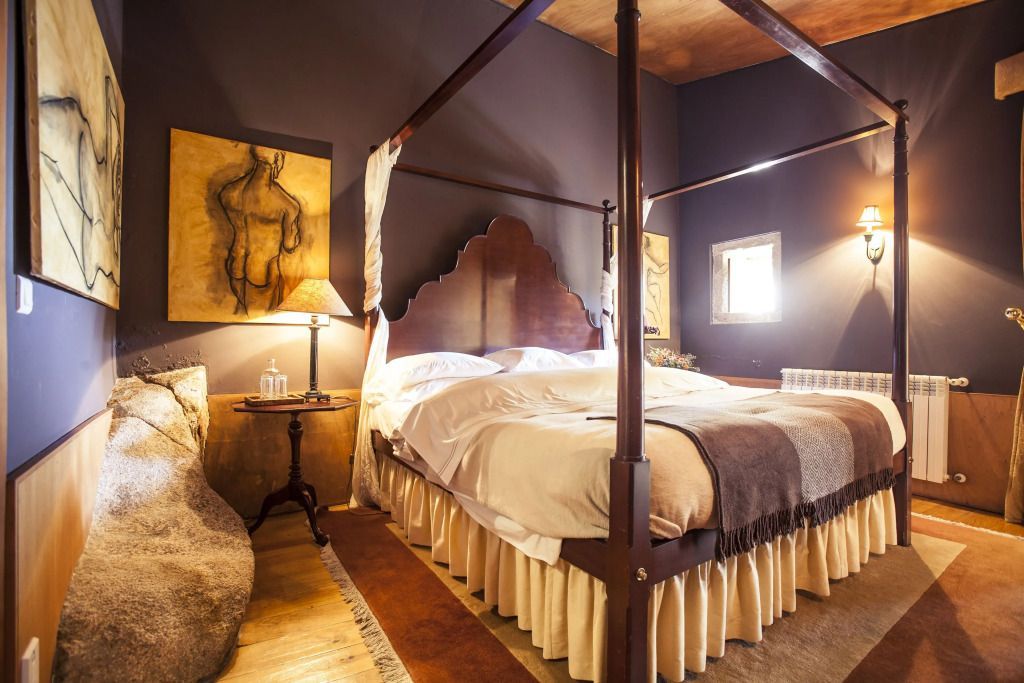 Rustikales Schlafzimmer mit Himmelbett und gemütlicher Beleuchtung
