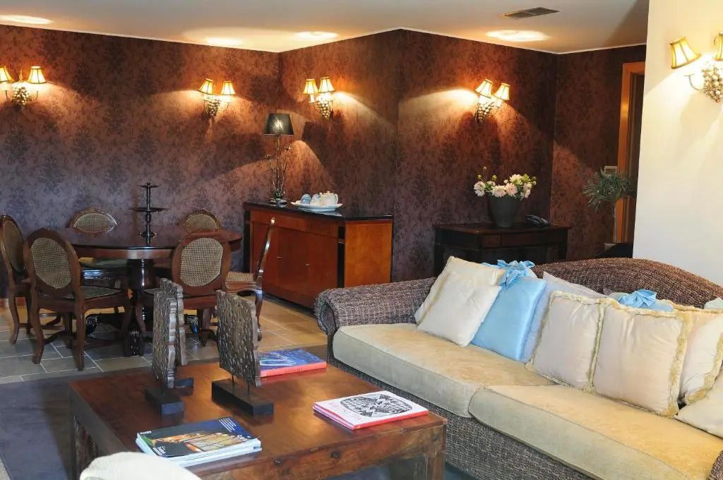 Eleganter Wohnbereich mit bequemen Sofas und luxuriöser Dekoration