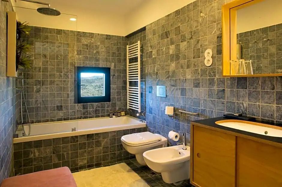 Moderner Badezimmerbereich mit Steinfliesen und Aussicht