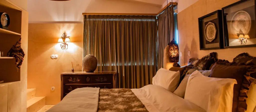 Geschmackvoll eingerichtete Junior-Suite mit Doppelbett und gedimmtem Licht