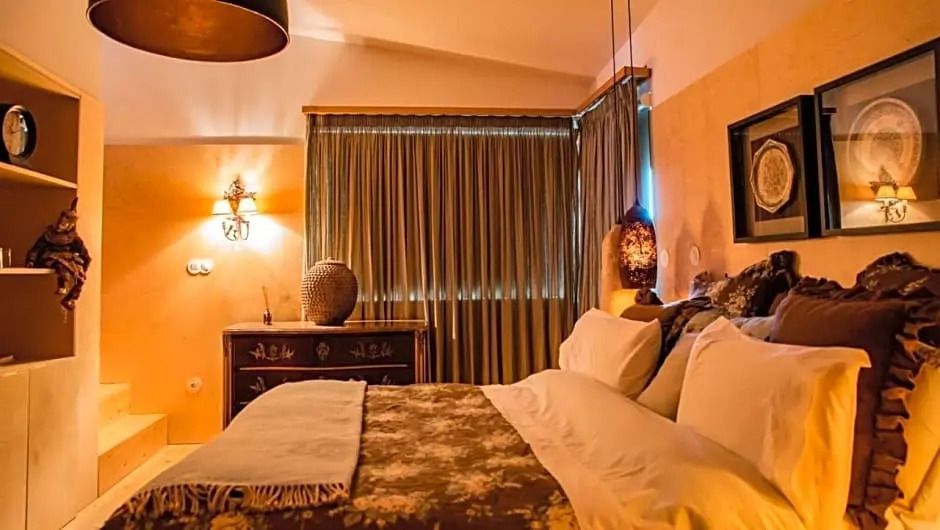 Stilvoll eingerichtetes Zimmer mit dekorativer Beleuchtung und luxuriösem Bett