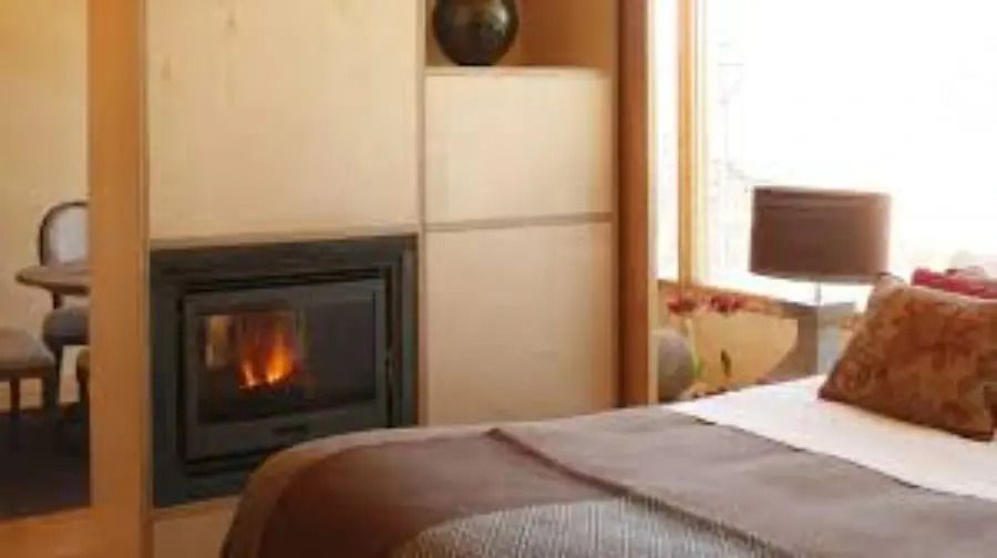 Gemütliches Zimmer mit Kamin und Fenster im Hotel Casas do Côro