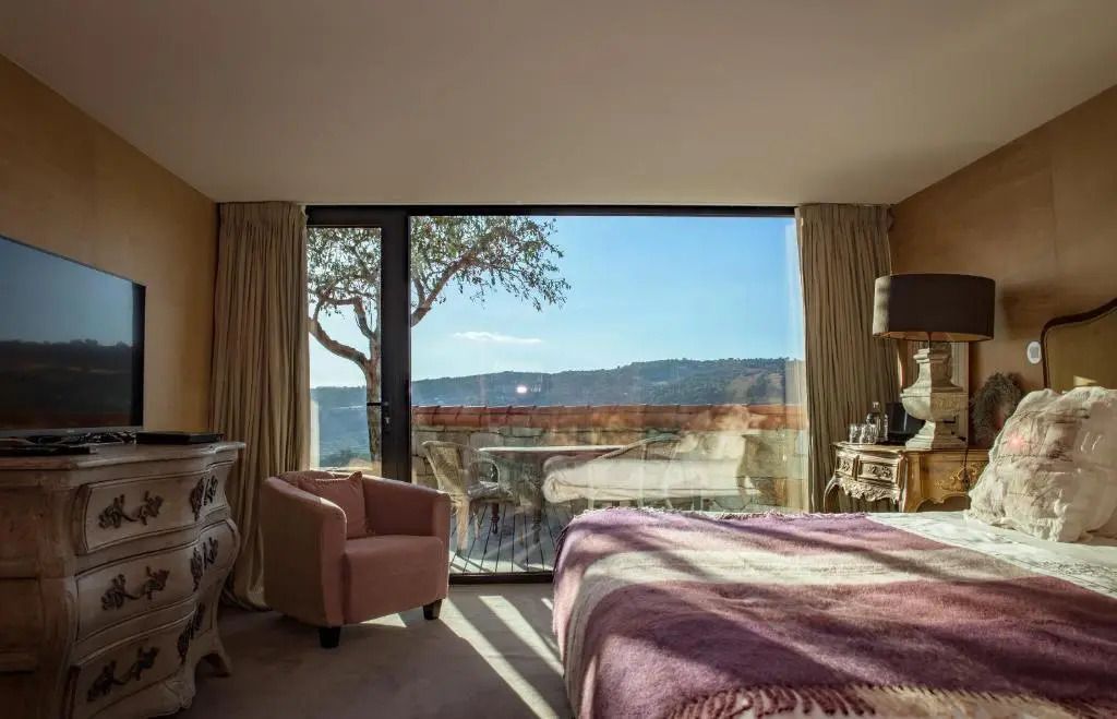 Geräumiges Schlafzimmer mit Panoramablick auf die umliegende Landschaft