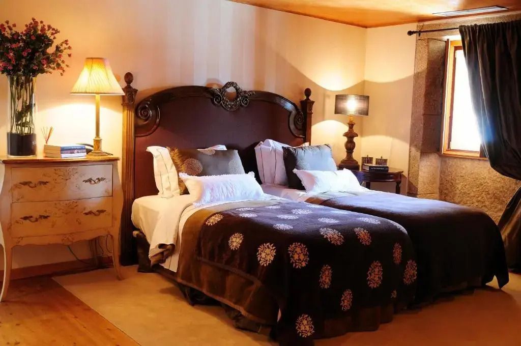 Großes Schlafzimmer mit kunstvoll gestaltetem Kopfteil und gedämpfter Beleuchtung