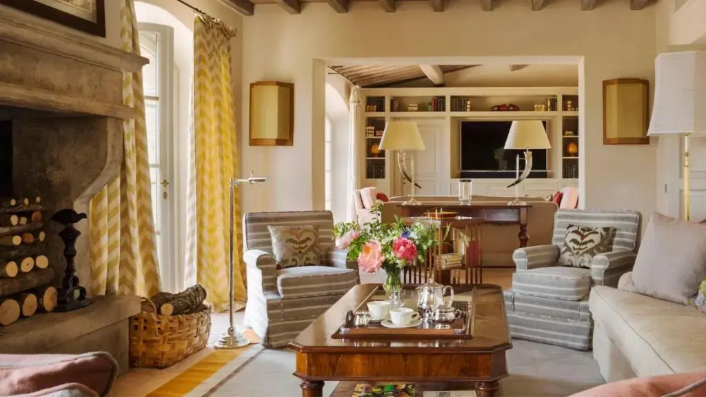 Gemütliches Wohnzimmer mit Blumenarrangement und moderner Dekoration.
